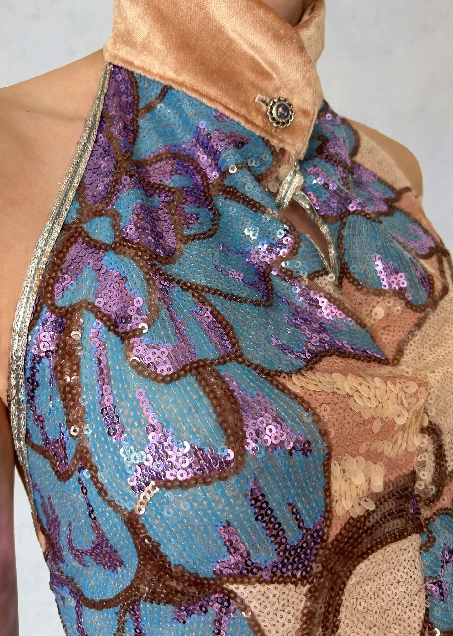 Top con paillettes e motivo floreale
