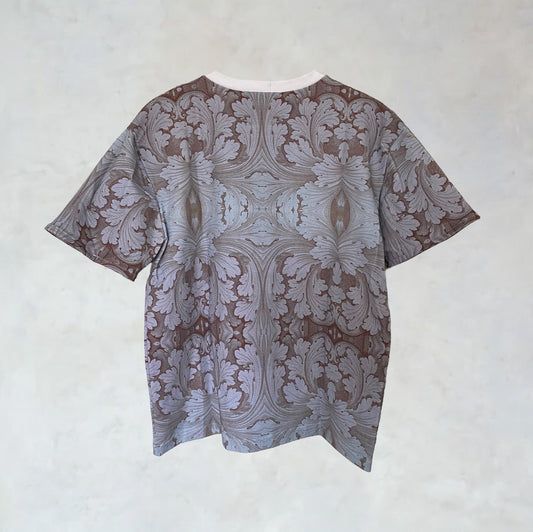 T-Shirt mit monochrom-ornamentalen Print