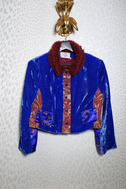 Kurze Samtjacke mit Fellkragen