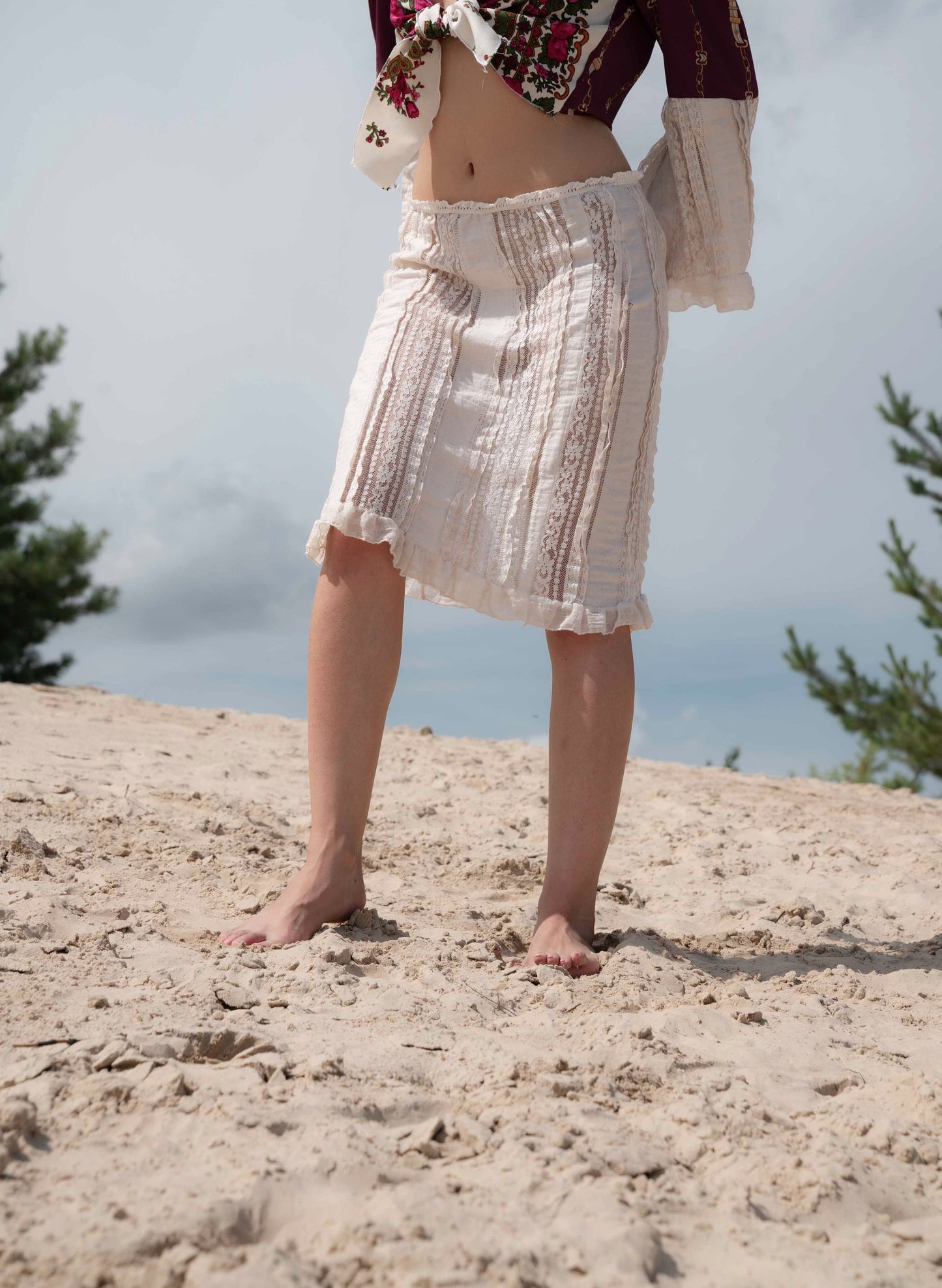 Skirt in lace fabric with ruffle
