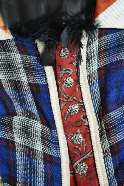 Kurze Jacke mit Feder Applikationen