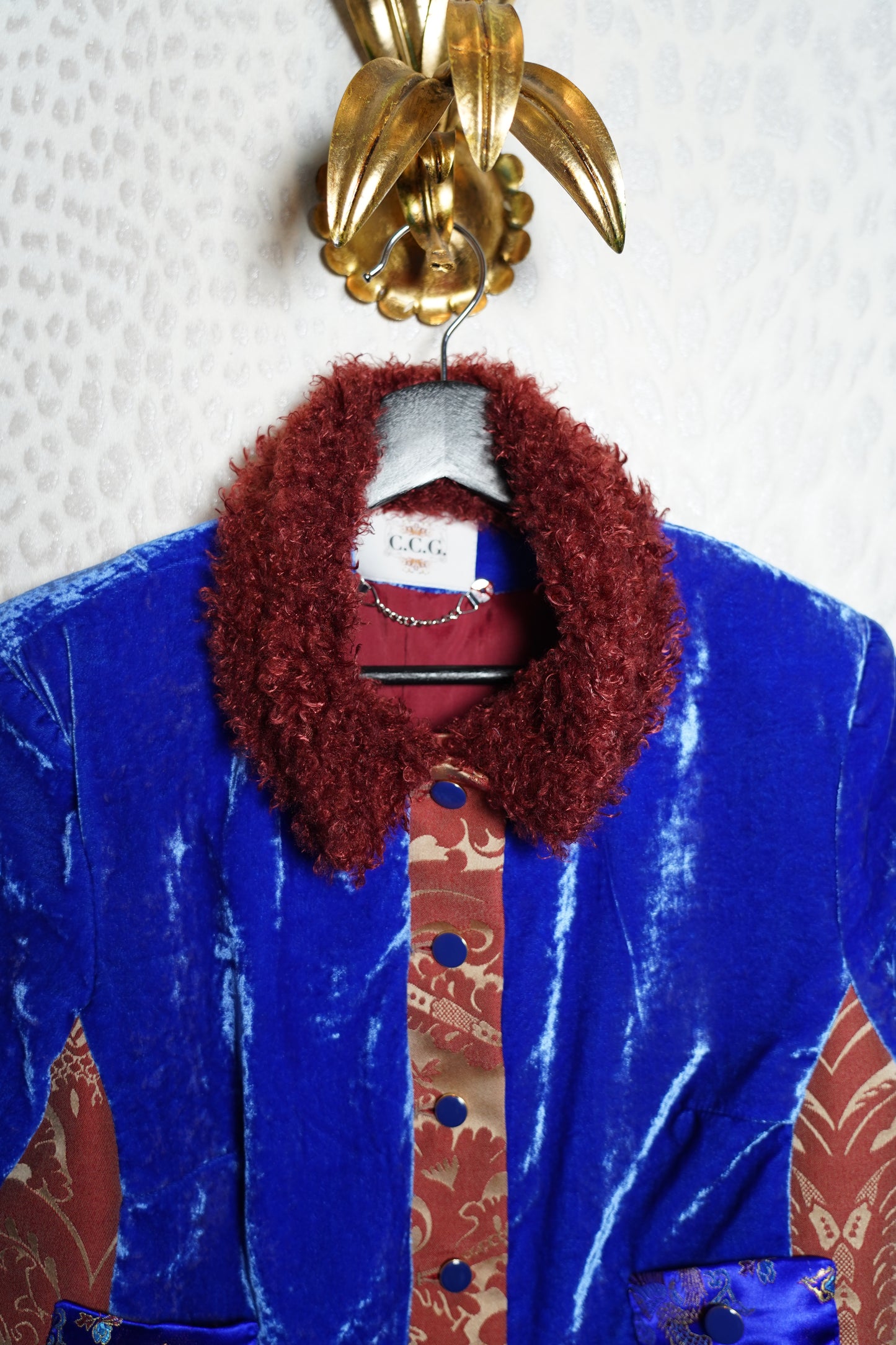 Kurze Samtjacke mit Fellkragen