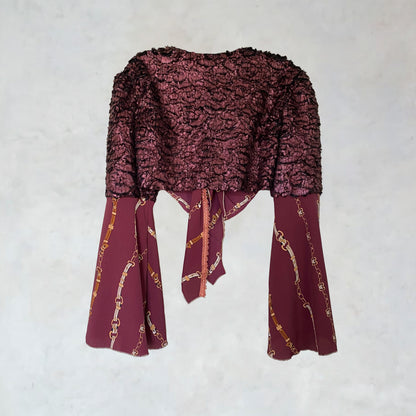 Knotenbluse mit ornamentalen Motiven und Fellimitateinsätzen