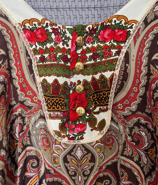 Hemd mit ornamentalen Motiven