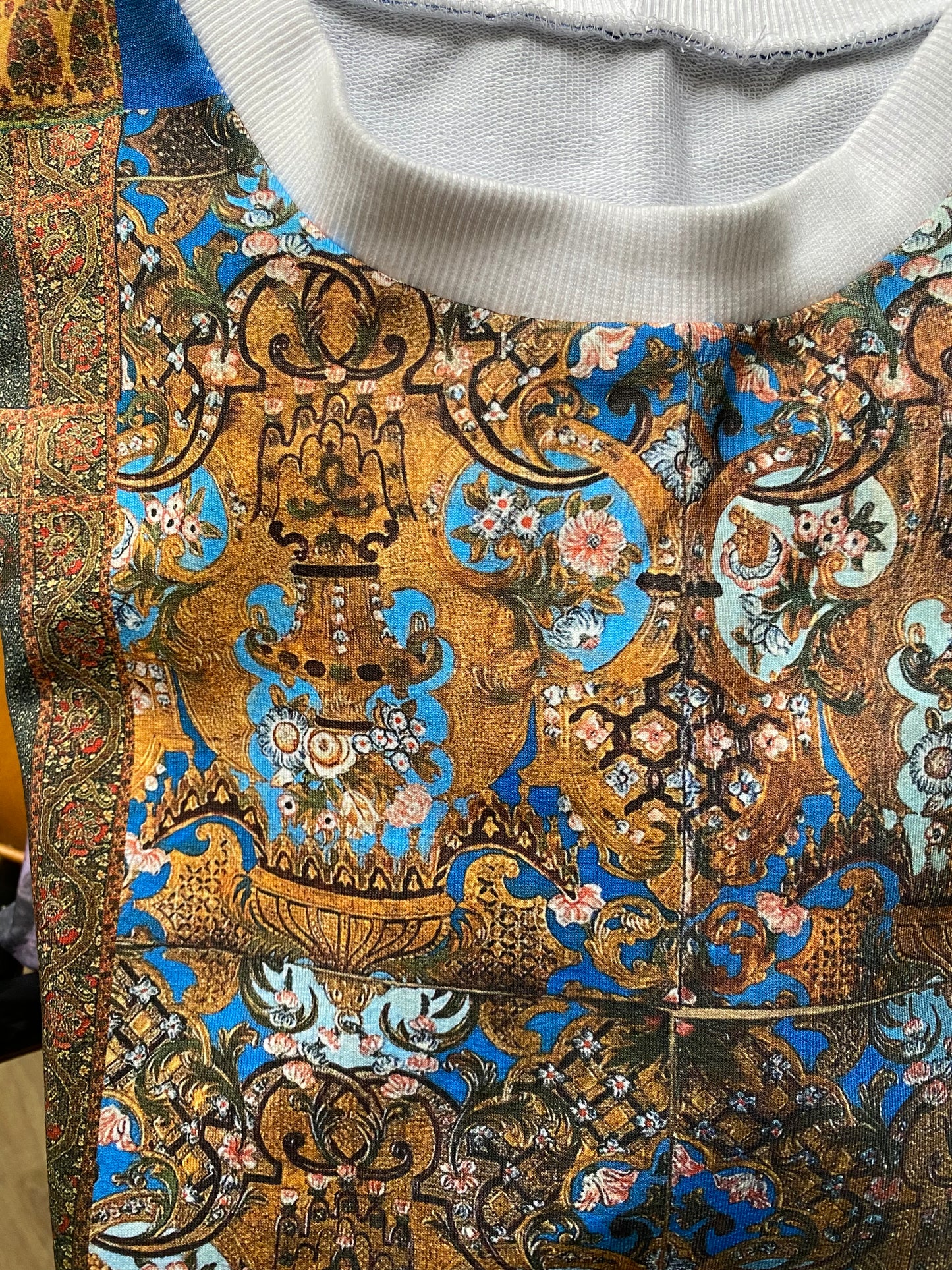 T-shirt with opulent print