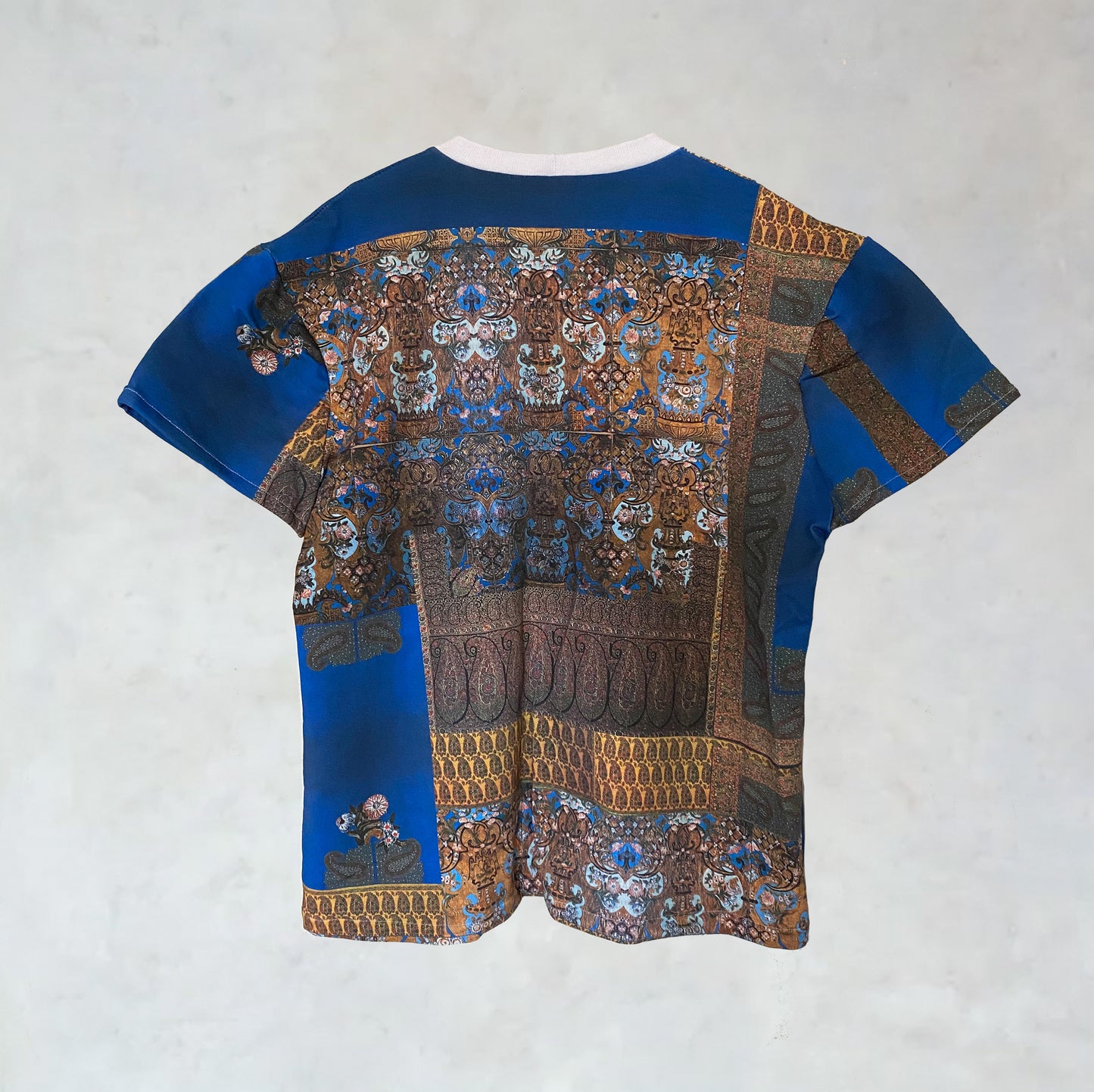 T-shirt with opulent print