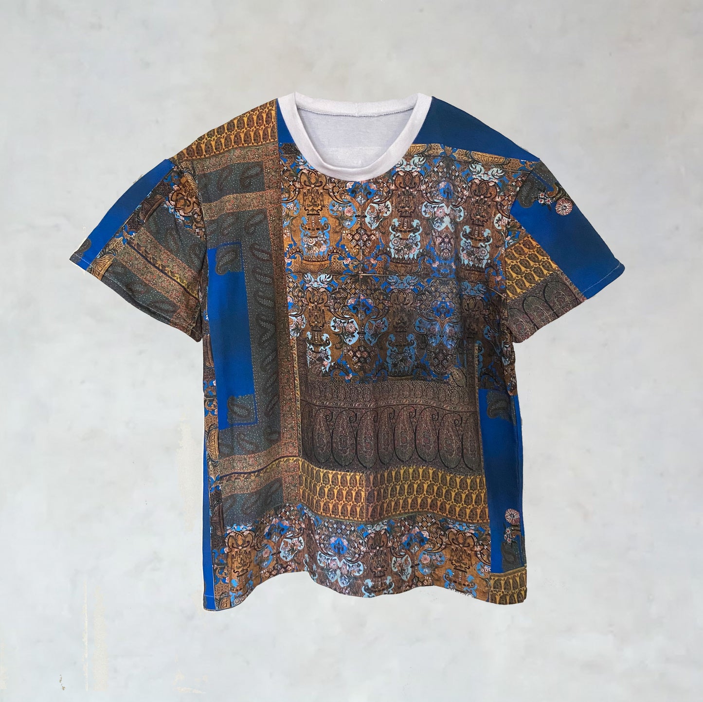 T-shirt with opulent print