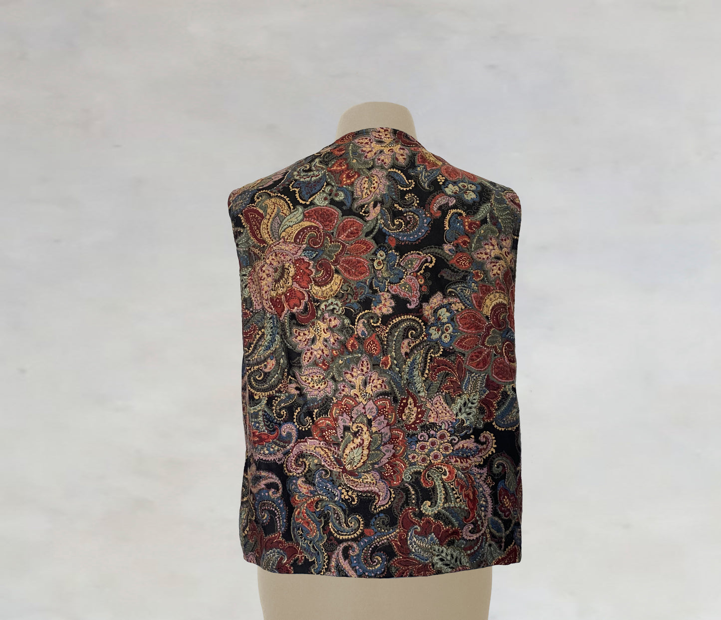 Unisex vest with paisley motifs